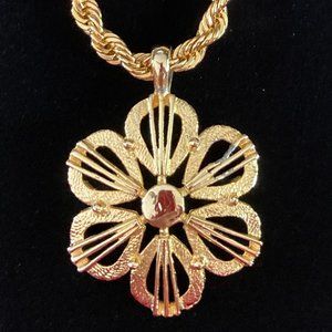 Vintage Signed Napier Gold Tone Floral Pendant Necklace